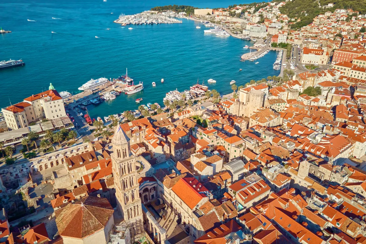horvát tengerparti városok, Split, háztetők, Diocletianus palotája, tenger