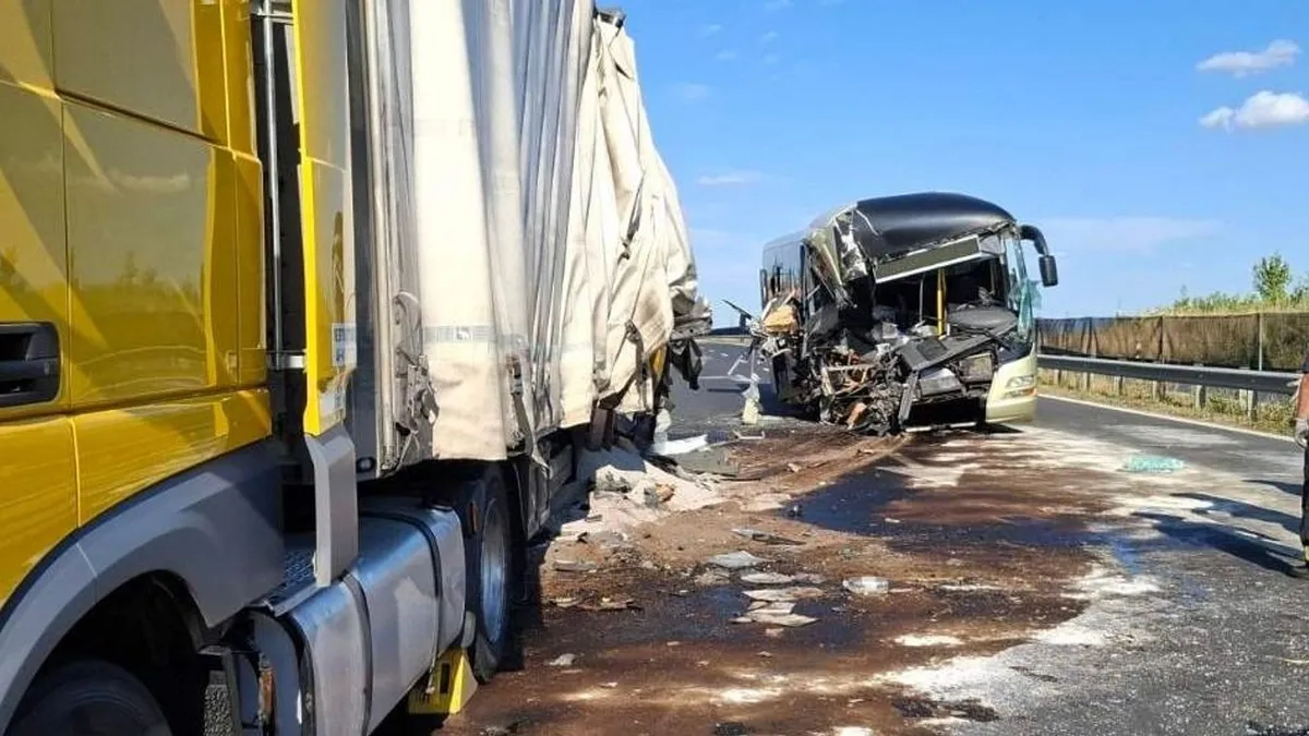 Kamionba rohant a céges busz Várpalotánál: döbbenetes részletek derültek ki a buszbalesetről