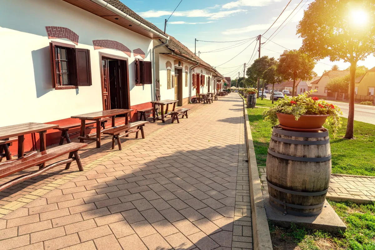Villány, főutca, éttermek sora
