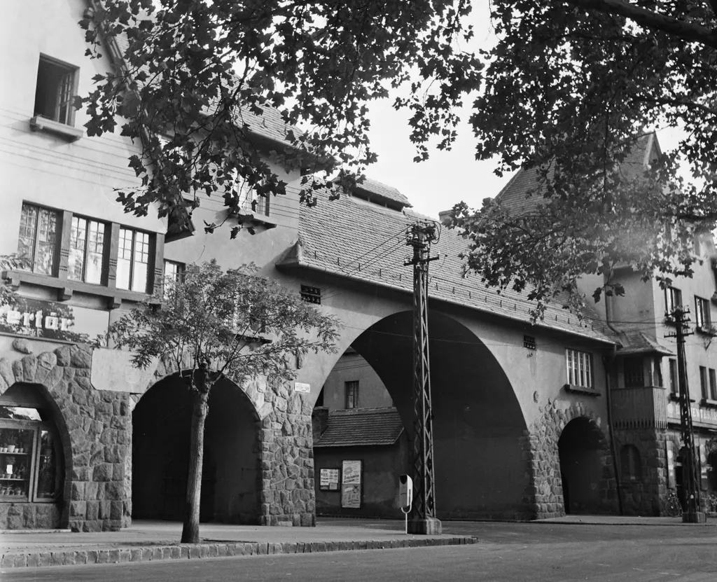 Wekerletelep, Kós Károly (Petőfi) tér, a Hungária út felé vezető Kós-kapu. - 1964.