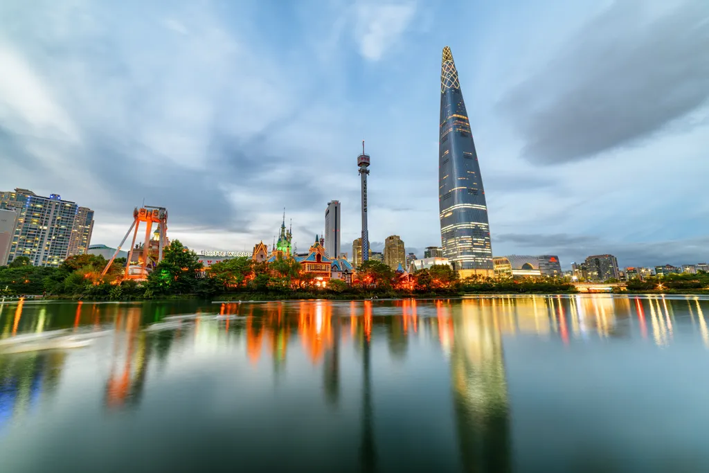 A kecses sziluettel büszkélkedő szöuli Lotte World Tower Dél-Korea legmagasabb épülete, 555 méterre nyúlik az égbe.