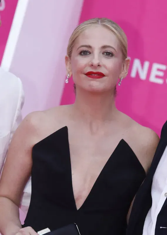 alt=Sarah Michelle Gellar megható módon emlékezett vissza immár 1 éve elhunyt kolléganőjére, Shannen Doherty-re