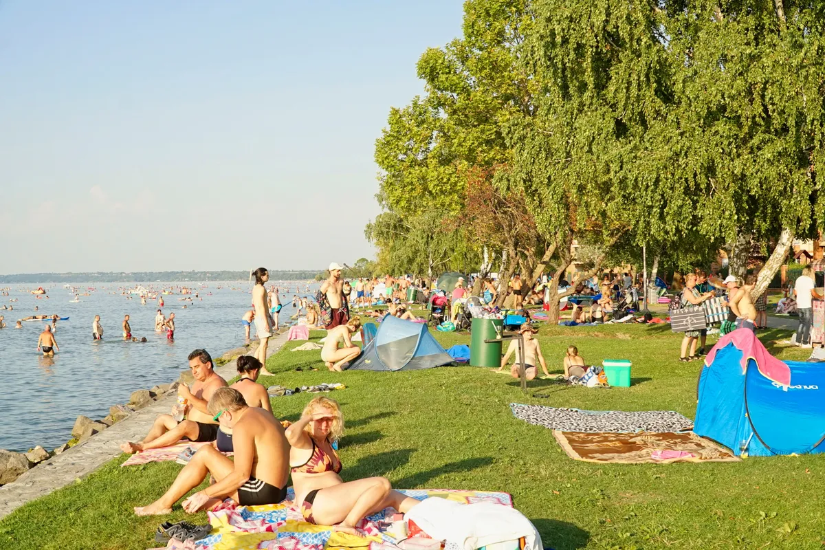 Emberek egy ingyenes balatonparti strandon