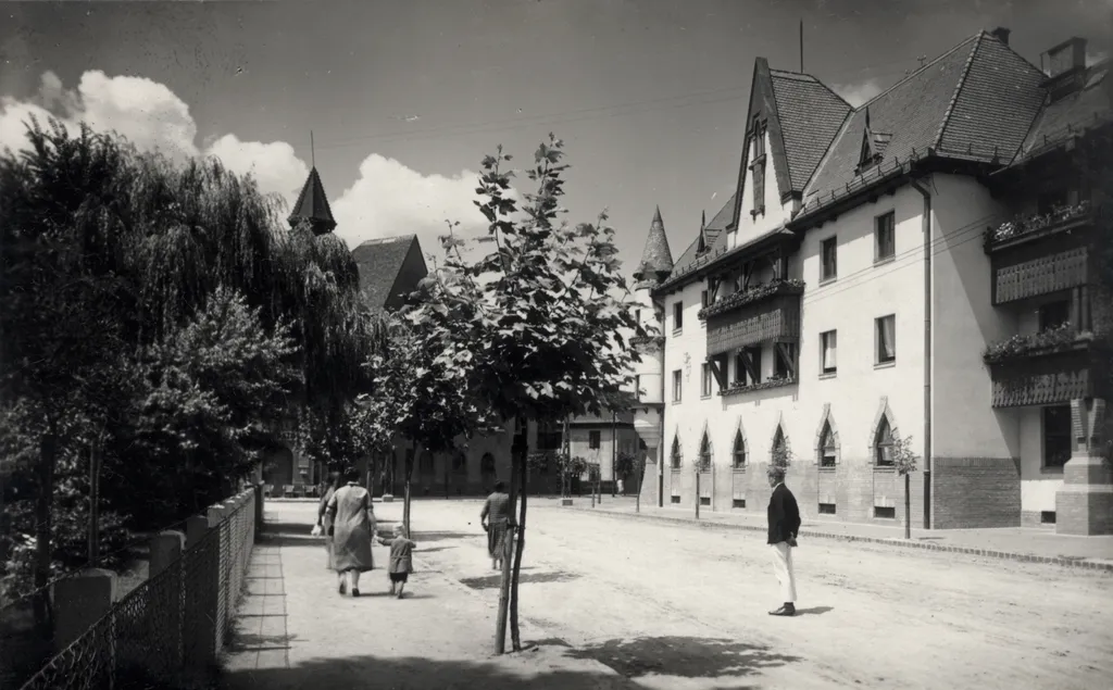 Wekerletelep, Kós Károly (Fő) tér, jobbra a Mészáros Lőrinc utca (Kálmán király út). - 1928.