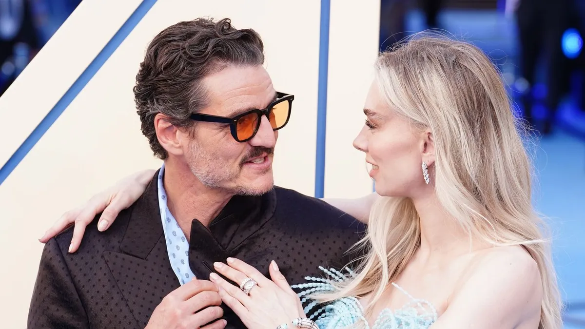 Fájdalmasan kínos: Pedro Pascal letaperolta Willem Dafoe feleségét! Épp csak elkerülte a pofont – Videó
