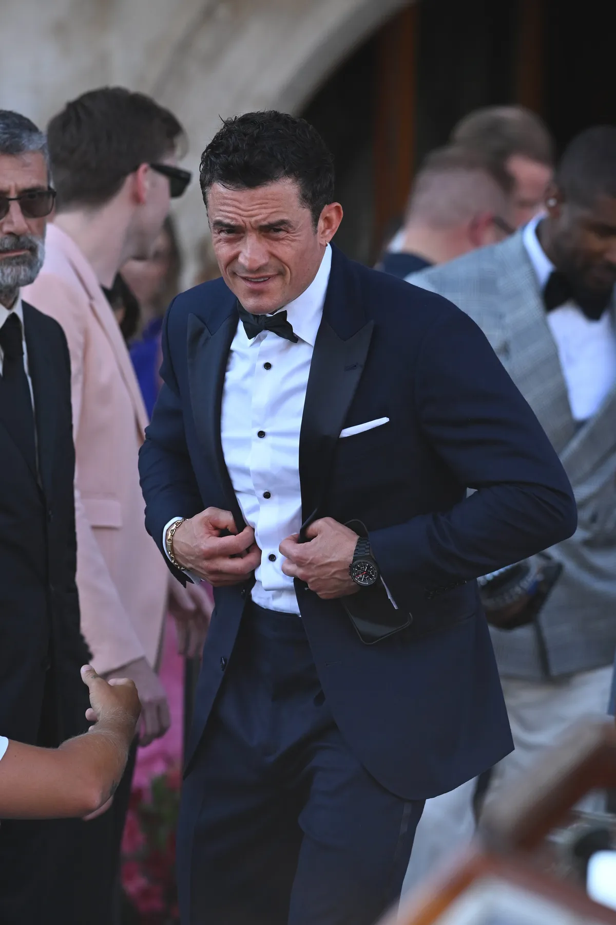 Orlando Bloom is szingliként érkezett az évszázad esküvőjére