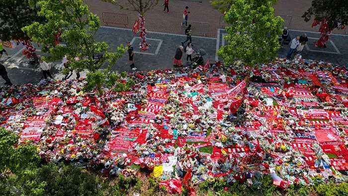 Itt a Liverpool kezdőcsata, három magyar a keretben