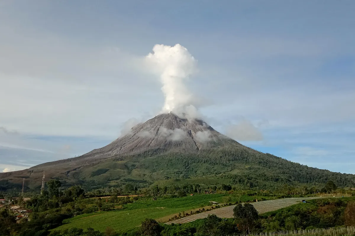vulkán, életveszélyes, helyszín, láva, működő vulkán, Mount Sinabung