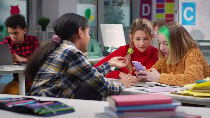 Sokkoló üzenetek: pedofil ragadozók szállták meg a tinik közösségi oldalát