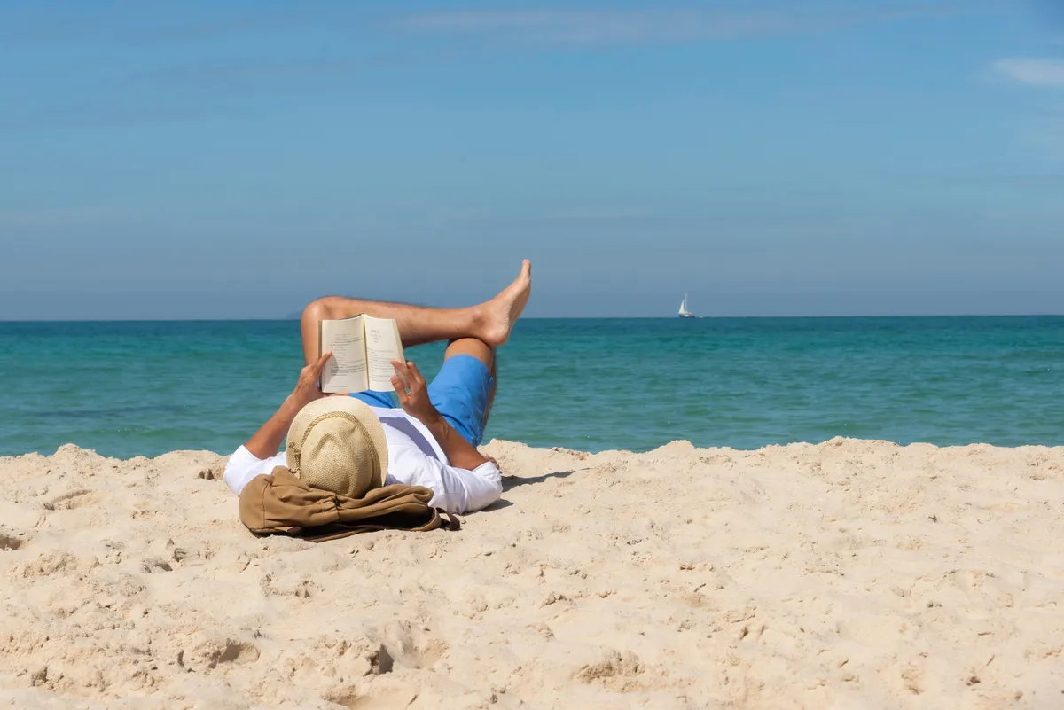 stresszmentes strandolás, tengerpart,olvasó ember, tenger, vitorlás, homok