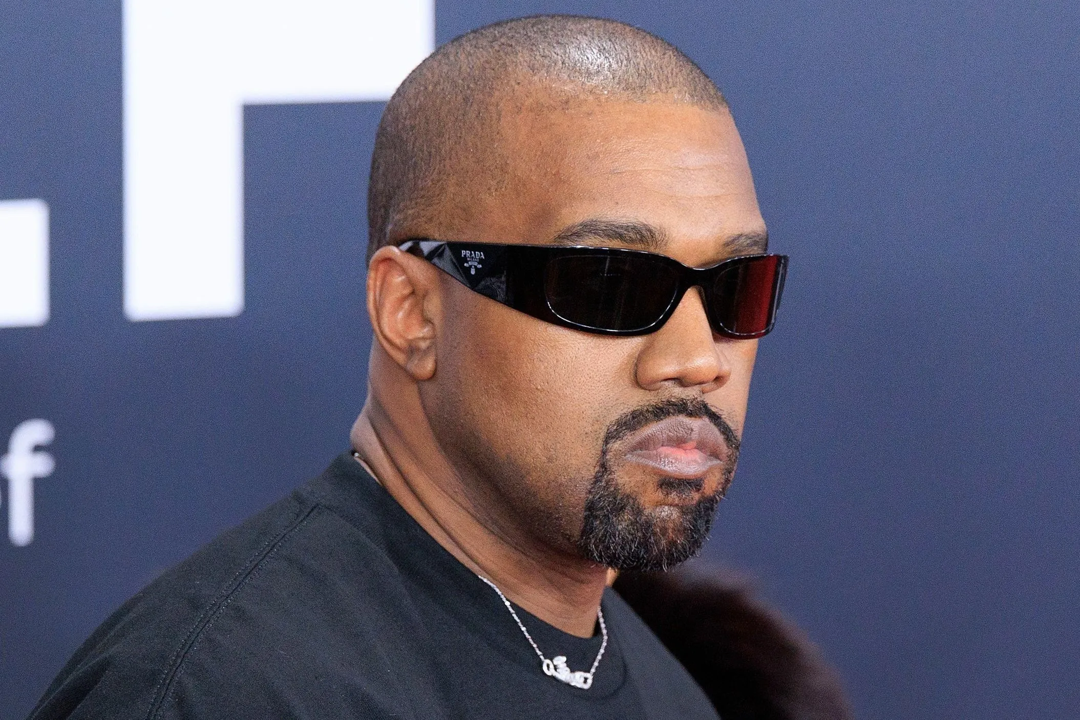 Kanye Westet orális erőszakkal vádolja egykori asszisztense