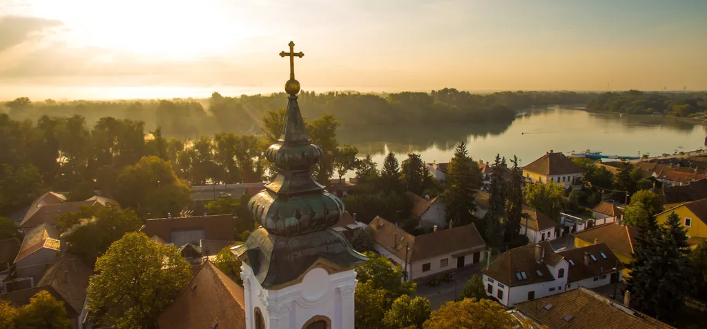 Szentendre: a színes házak, a macskaköves utcák és a templomtornyok felett lebegő ködös őszi reggelek igazi festői hangulatot teremtenek.