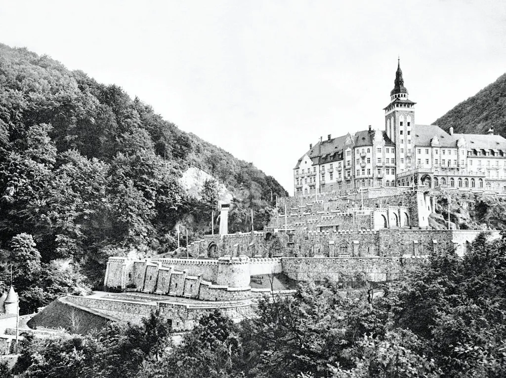 A lillafüredi Palotaszálló volt a helyszíne a Meseautó című , 1934-es magyar filmnek is.