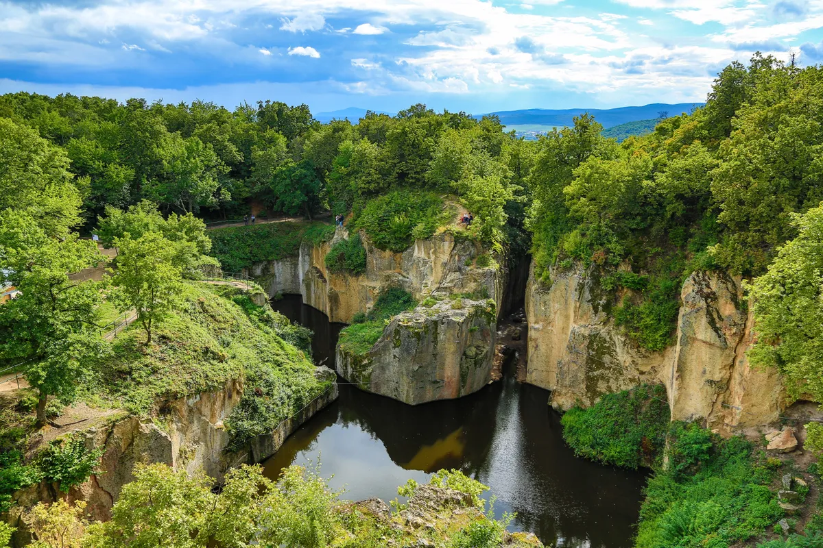 Magyarország legszebb bányatavai, Megyer-hegyi-tengerszem, sziklák, tó, erdő