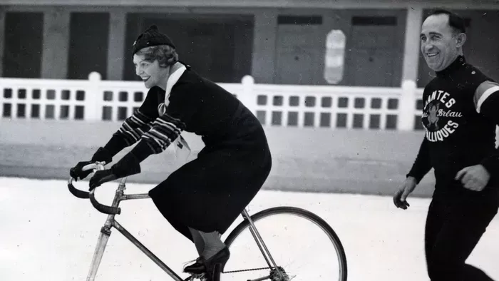 Dolly Davies francia színésznő kipróbálja a jégbiciklit.