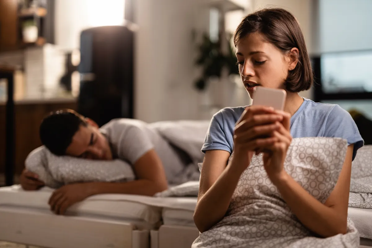 nő, férfi, párkapcsolat, pénz, mobiltelefon