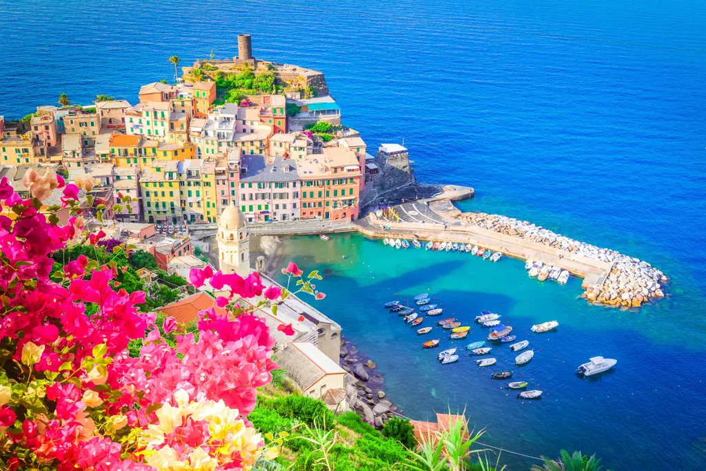 A Cinque Terre öt falujának egyike, Vernazza színes házairól, bájos kikötőjéről és festői partvonaláról ismert. Ez az autómentes falu tökéletes túrázáshoz, úszáshoz és napozáshoz.