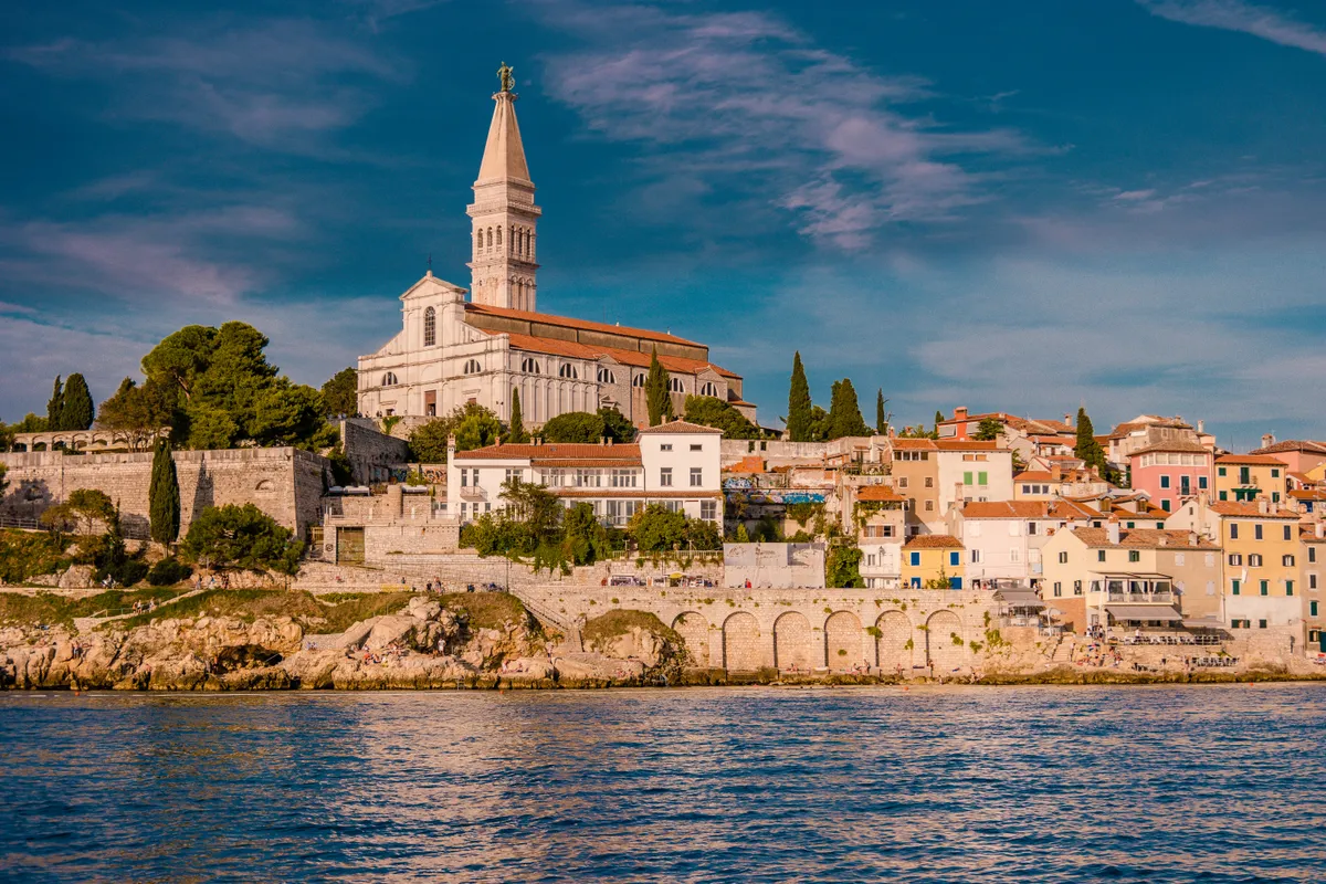 Rovinj óvárosának legmagasabb pontján áll a város védőszentjének, Szent Eufémiának szentelt püspöki székesegyház