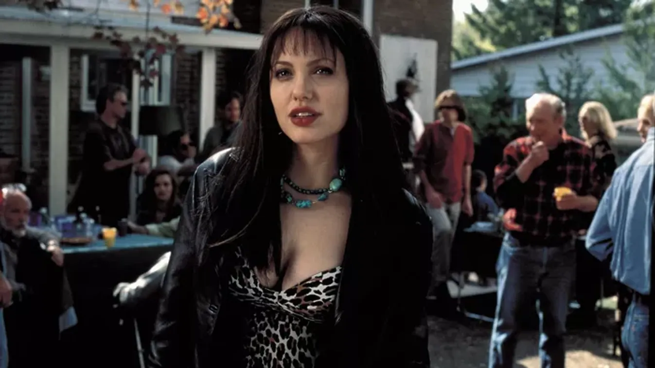 Amikor a Rolling Stones alkalmazta Angelina Jolie-t: sztárok, akik híres zenekarok klipjeiben szerepeltek