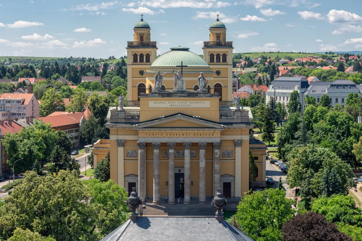 Eger, bazilika, fák, tér