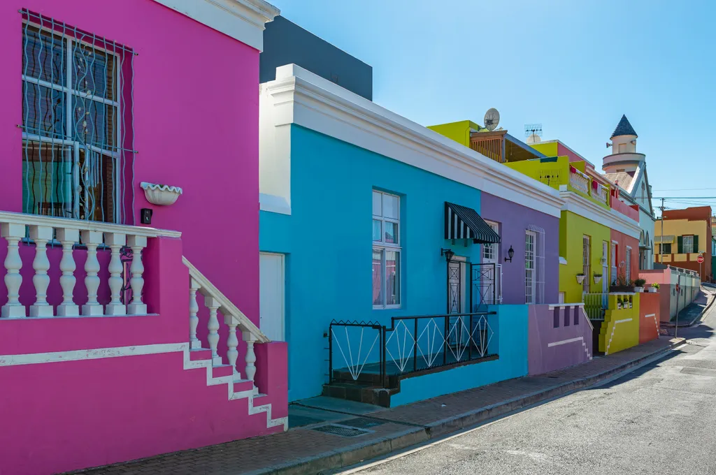 A dél-afrikai Fokváros szívében található Bo-Kaap élénk, pasztellszínű házaival és muszlim kulturális örökségével a város egyik legikonikusabb és legszínesebb negyede. 