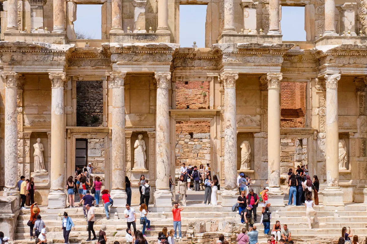 Izmir, Törökország, törökországi nyaralás, ókori romok, turisták