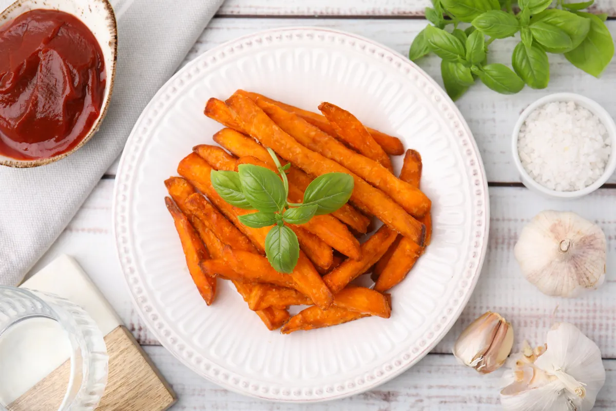 Sweet,Potato,Fries,,Basil,,Ketchup,,Spices,And,Glass,Of,Water