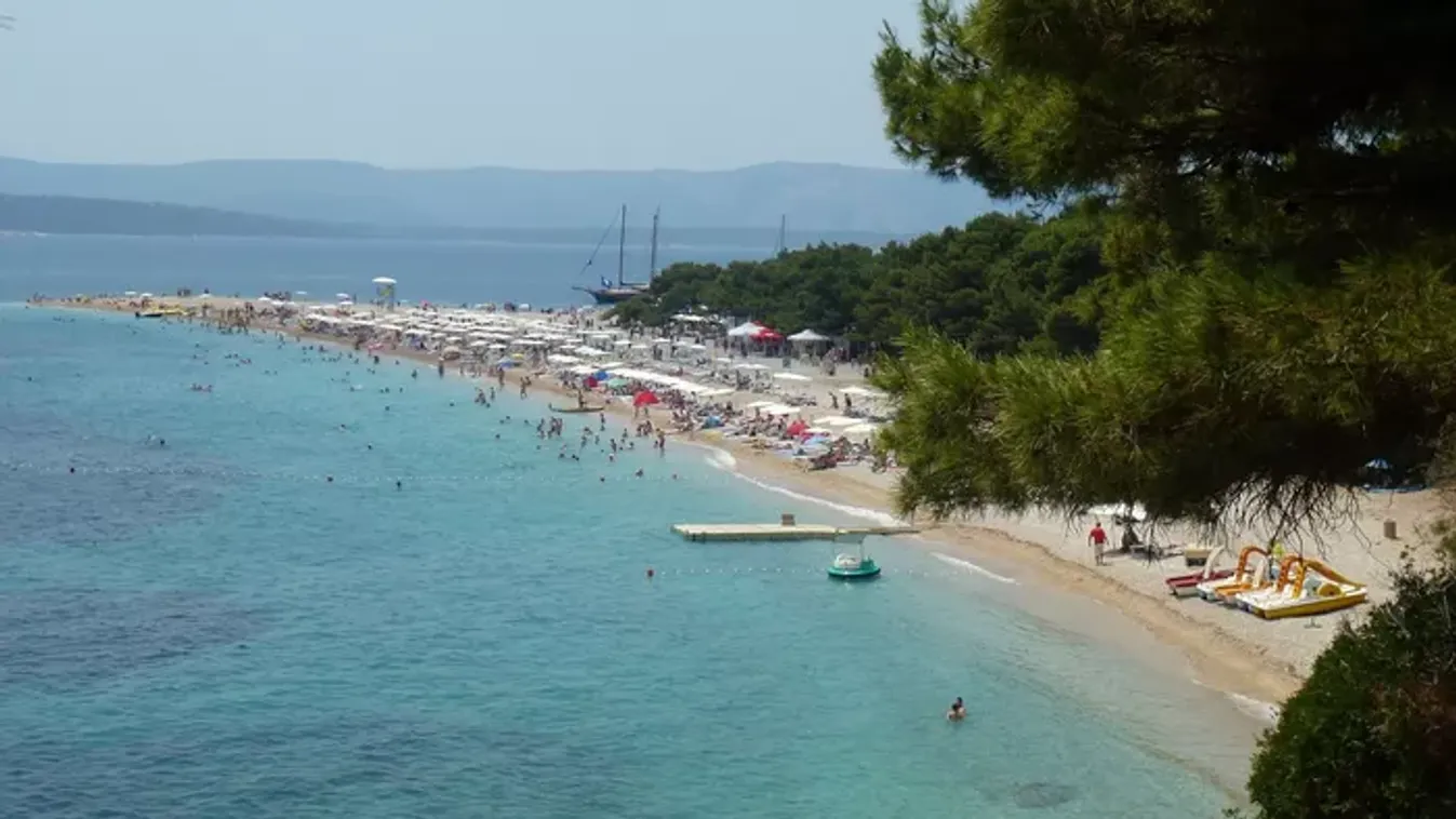 Sokkoló lelet a tengerben: rejtélyes emberi lábat sodort partra a víz