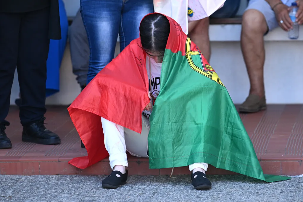Szerettei, barátai mellett gyászoló szurkolók is érkeztek Diogo Jota és öccse virrasztására