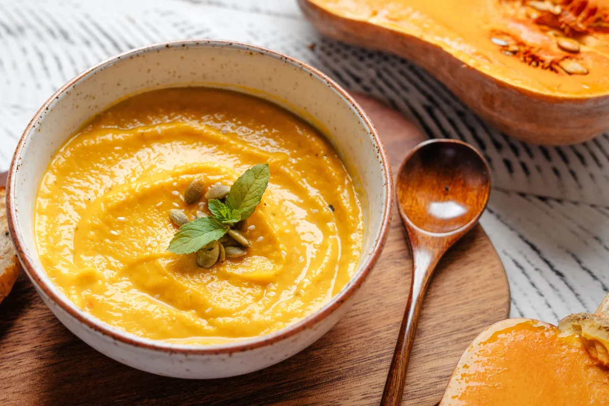 sütőtök, leves, krémleves, recept, vágódeszka, kanál, tányér, sütőtökkrémleves