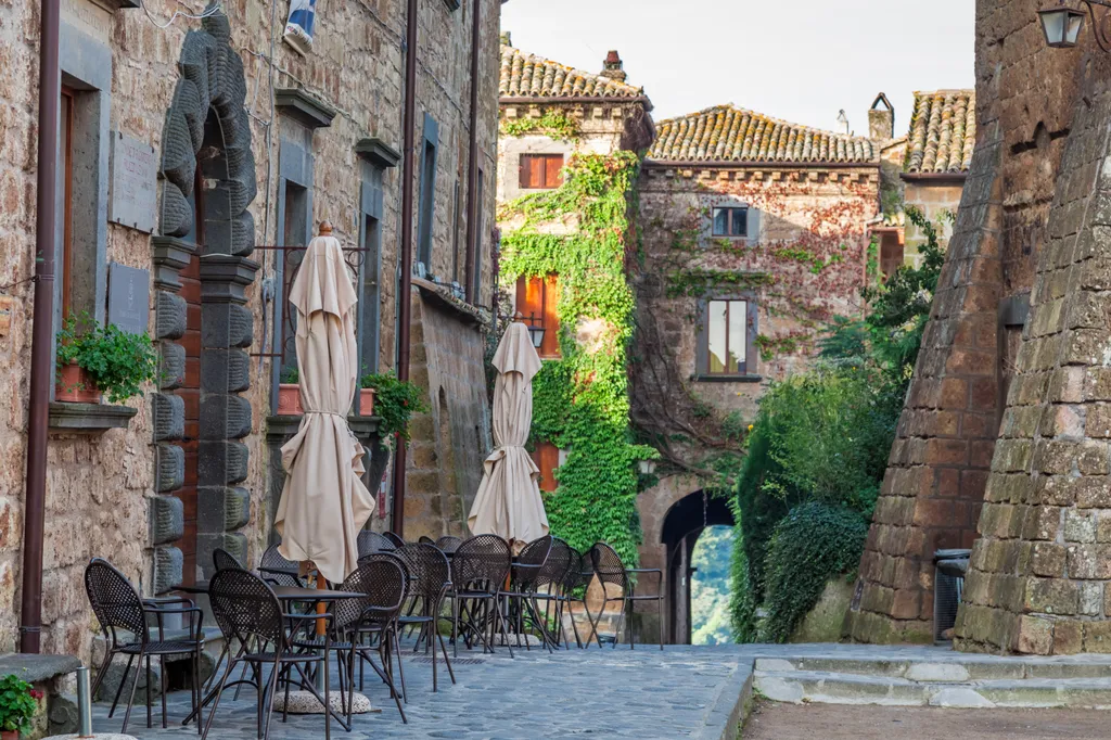 A dombtetőn fekvő és csak egy gyalogoshídon keresztül megközelíthető Civita di Bagnoregio-t gyakran nevezik a „haldokló városnak” a vulkáni kőzet eróziója miatt.