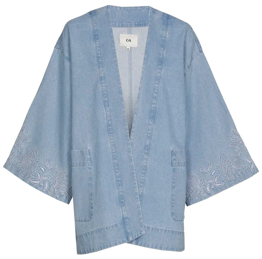 Divatos ruhák 50 felett: Hímzett kimono
