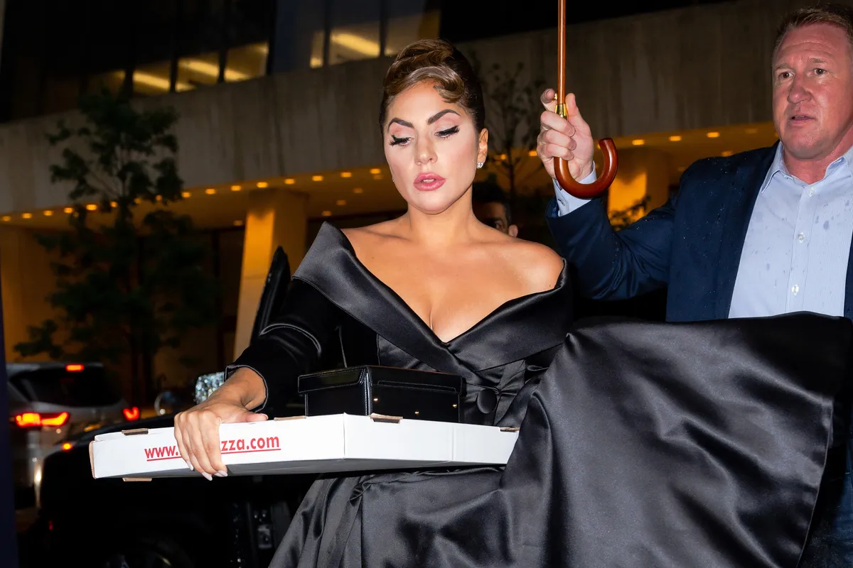 Lady Gaga egy doboz pizzával