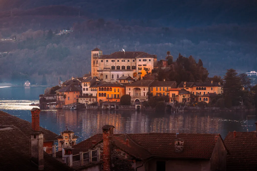 Az észak-olaszországi Orta-tó partján fekvő Orta San Giulio egy békés és festői falu. Fő látványossága San Giulio-szigete, amely rövid hajóúttal érhető el, és egy gyönyörű bazilikának ad otthont.