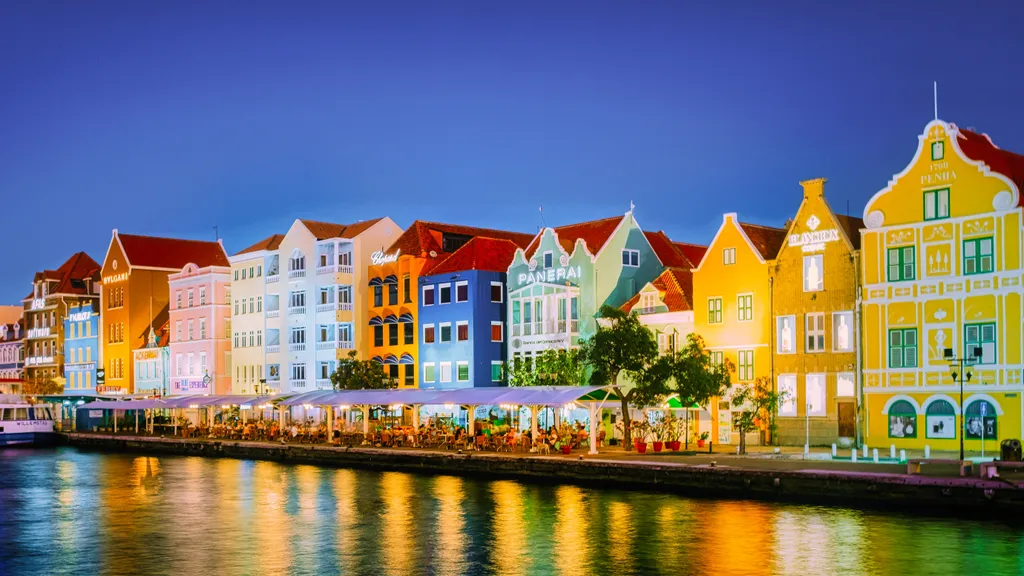 Willemstad, Curaçao fővárosa, vibráló színű, holland gyarmati stílusú épületeivel és karibi kikötői hangulatával olyan, mintha egy mesekönyv lapjaira csöppentünk volna.
