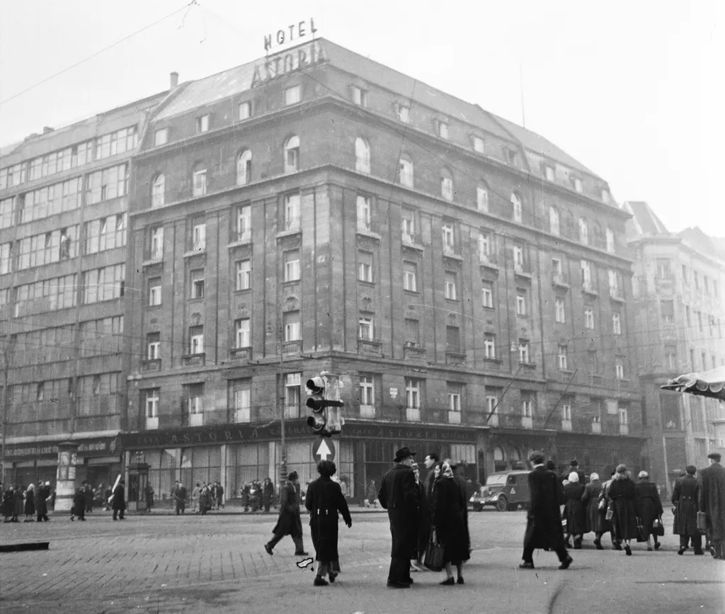 A budapesti Astoria Szálloda az ötvenes évek elején.