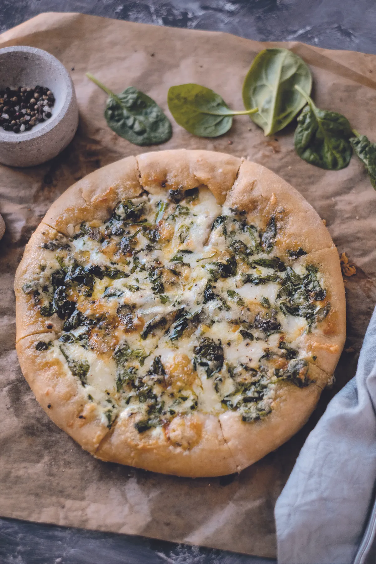 Házi pizza sajttal töltött széllel