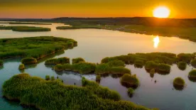 Lehűtenéd magad a nap végén? Ezek a Velencei-tó legjobb strandjai