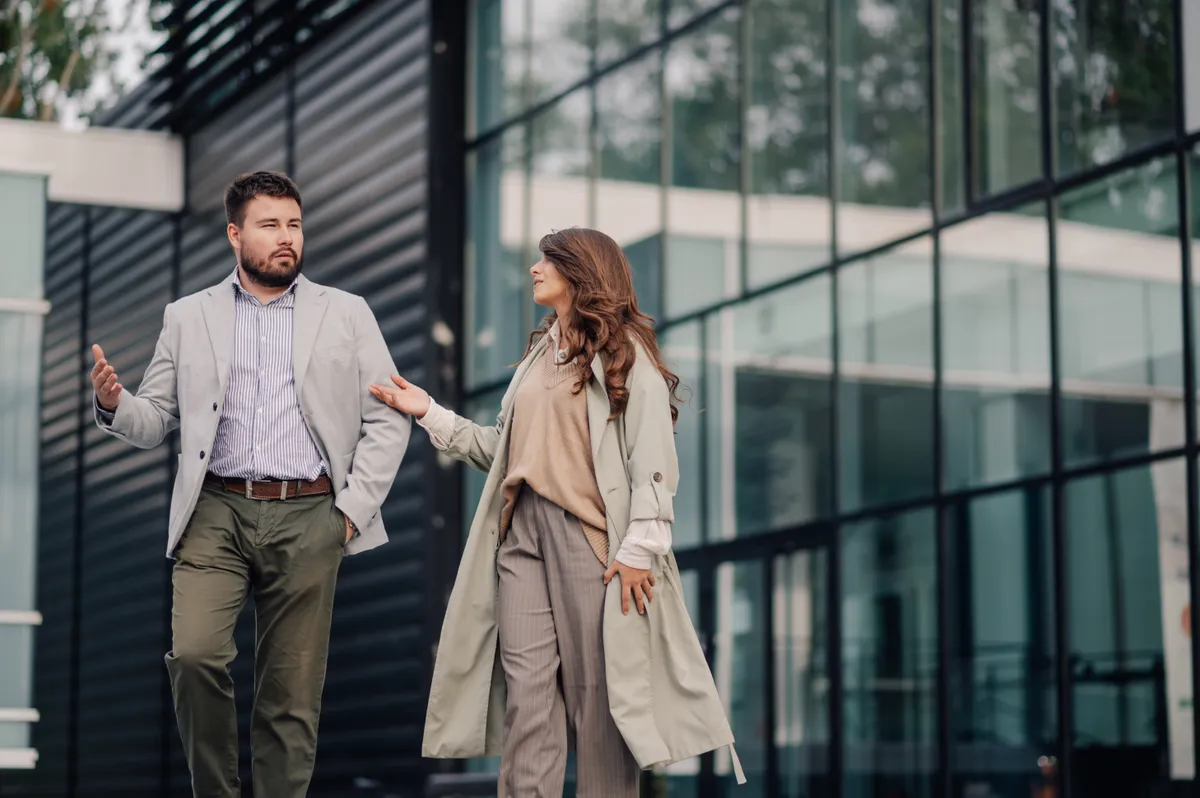 munka, séta, kollégák, testbeszéd, érintés, kommunikáció, férfi, nő, ballonkabát, irodaépület