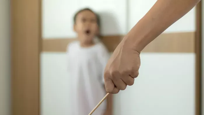 Papuccsal és tenyérrel ütötte-verte kisfiát egy nő, miközben ezt videóra is vette