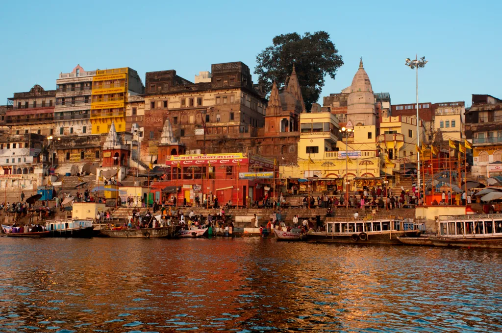 Varanasi Indiában több mint 3000 éve folyamatosan lakott, és a hinduizmus egyik legszentebb városa.