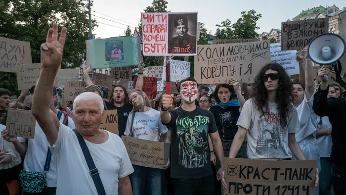 Tüntetéshullám: Zelenszkij meghátrált a népharag miatt