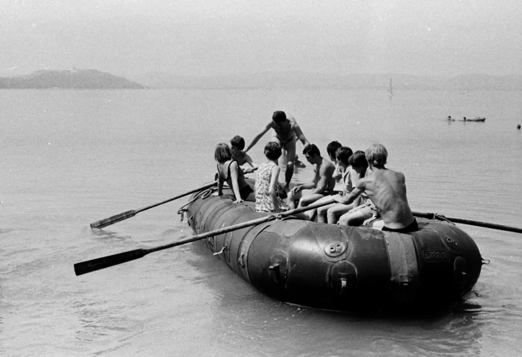 Zamardi-az-uttorotabor-lakoi-a-tavolban-Tihany-es-Balatonfured-1970