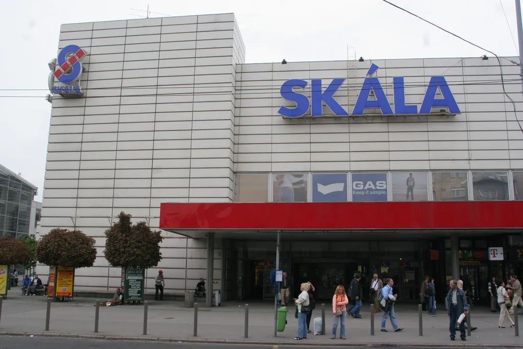 A Budai Skála Áruház 1976. április 3-án nyílt meg a XI. kerületben, és az ország első modern bevásárlóközpontjaként jelentős változást hozott a szocialista kereskedelembe. A több mint 20 000 négyzetméteres üzlet széles árukínálat várta a vásárlókat, akik a mozgólépcsőkkel is megismerkedhettek. 