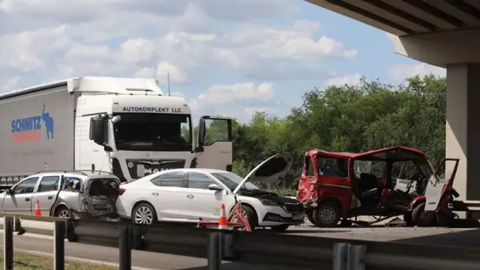 Horror: gyermekmentő is érkeztek az M3-as tömegbalesethez