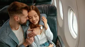 Így reagál egy stewardess, ha fülön csíp valakit egy repülős légyotton