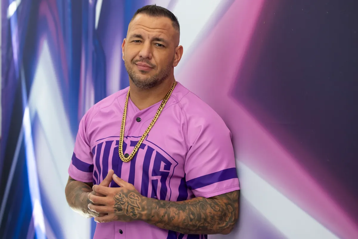 Hatéves lett Curtis kisfia