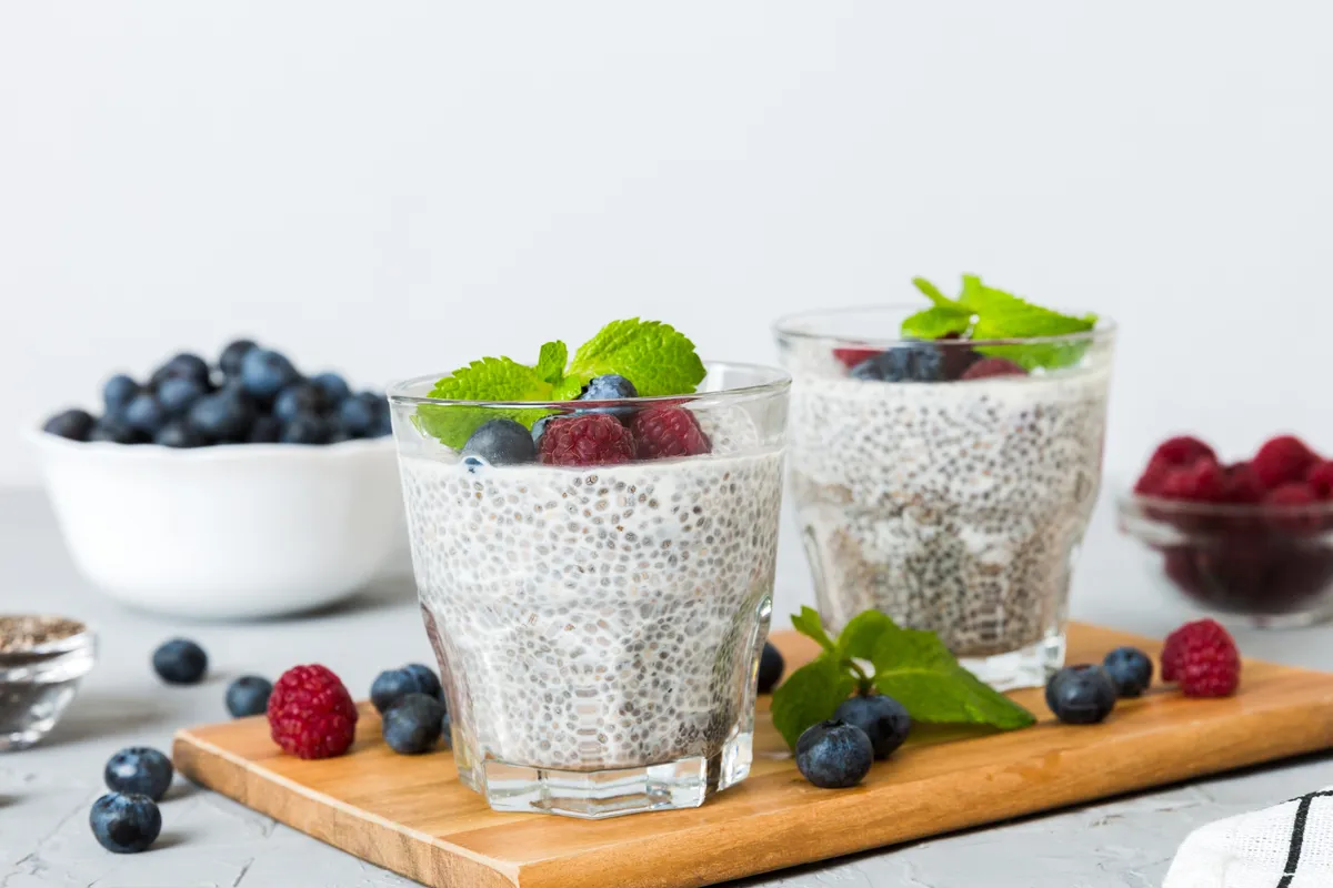 chia puding, egészséges édesség, nassolnivaló, málna, áfonya