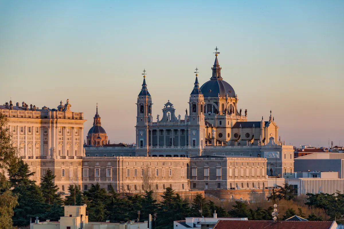 Királyi palota és az Almudena székesegyház, Madrid, Spanyolország
