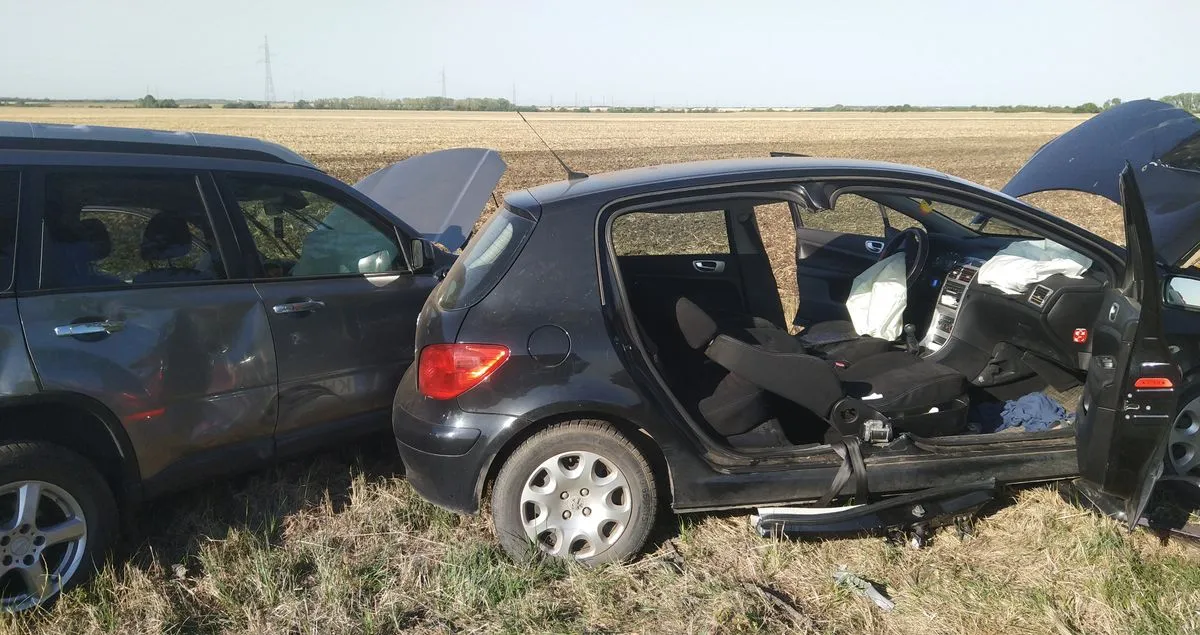 Úgy kellett kivágni a roncsok közül az egyik autó sofőrjét a balesetet követően